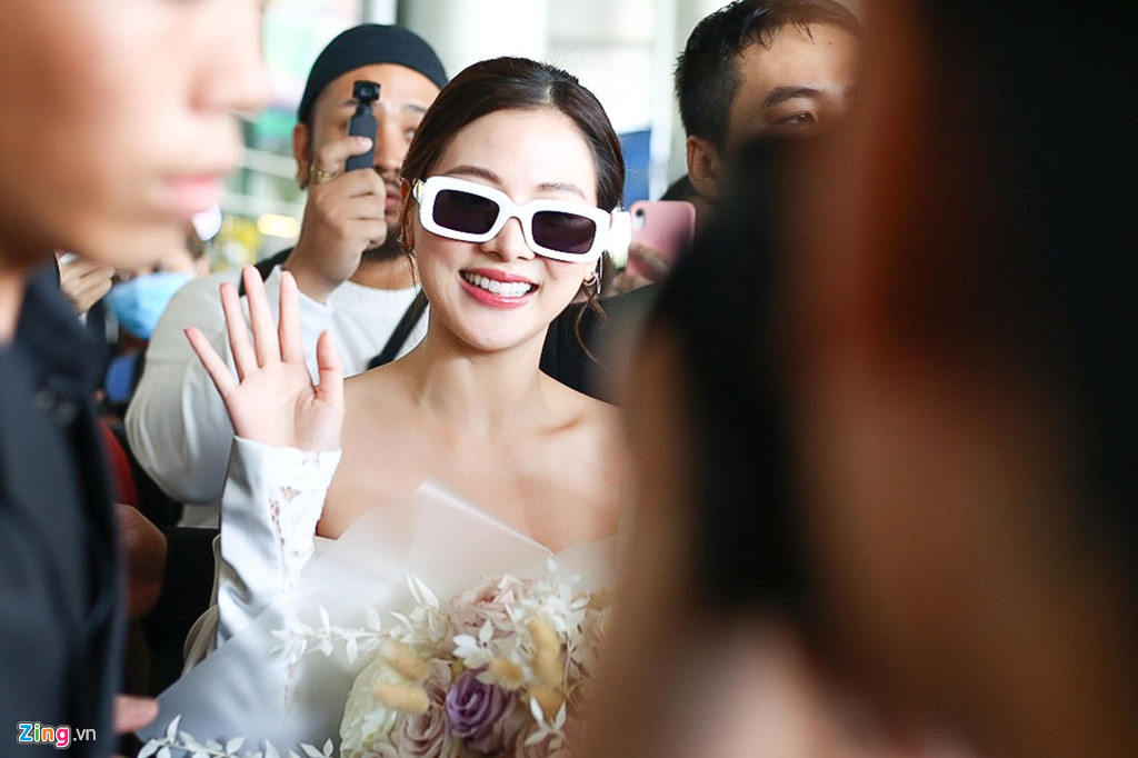 Năm 2013, Baifern Pimchanok vướng vào tin đồn nghiện ma túy khiến công chúng quay lưng. Nữ diễn viên phải lên đi tu tại chùa một thời gian vì không chịu nổi áp lực dư luận. Năm 2017, cô tiếp tục bị nghi ngờ lộ bằng chứng ân ái với bạn trai nơi công cộng. Sau nhiều bê bối nghiêm trọng, nữ diễn viên "lội ngược dòng ngoạn mục", được công chúng đón nhận nhờ những vai diễn ấn tượng trong Friend Zone, Ngọn lửa đam mê, Chiếc lá cuốn bay, Sếp tôi là chằn tinh...