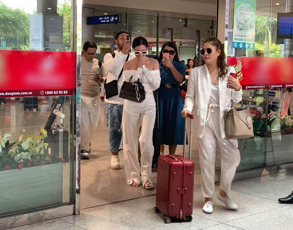 Đây là lần đầu tiên Baifern đến Việt Nam. Cô chắp tay chào phóng viên và người hâm mộ theo phong tục Thái Lan. Người đẹp chọn bộ jumpsuit trắng, khoe vai trần gợi cảm. Ảnh: Duong Tran.