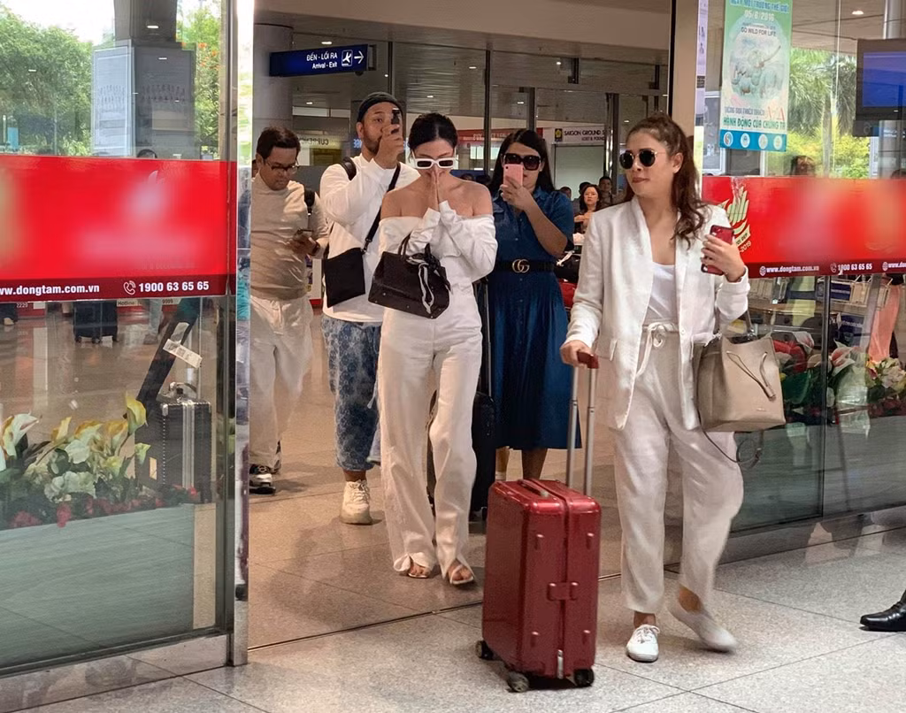 Đây là lần đầu tiên Baifern đến Việt Nam. Cô chắp tay chào phóng viên và người hâm mộ theo phong tục Thái Lan. Người đẹp chọn bộ jumpsuit trắng, khoe vai trần gợi cảm. Ảnh: Duong Tran.