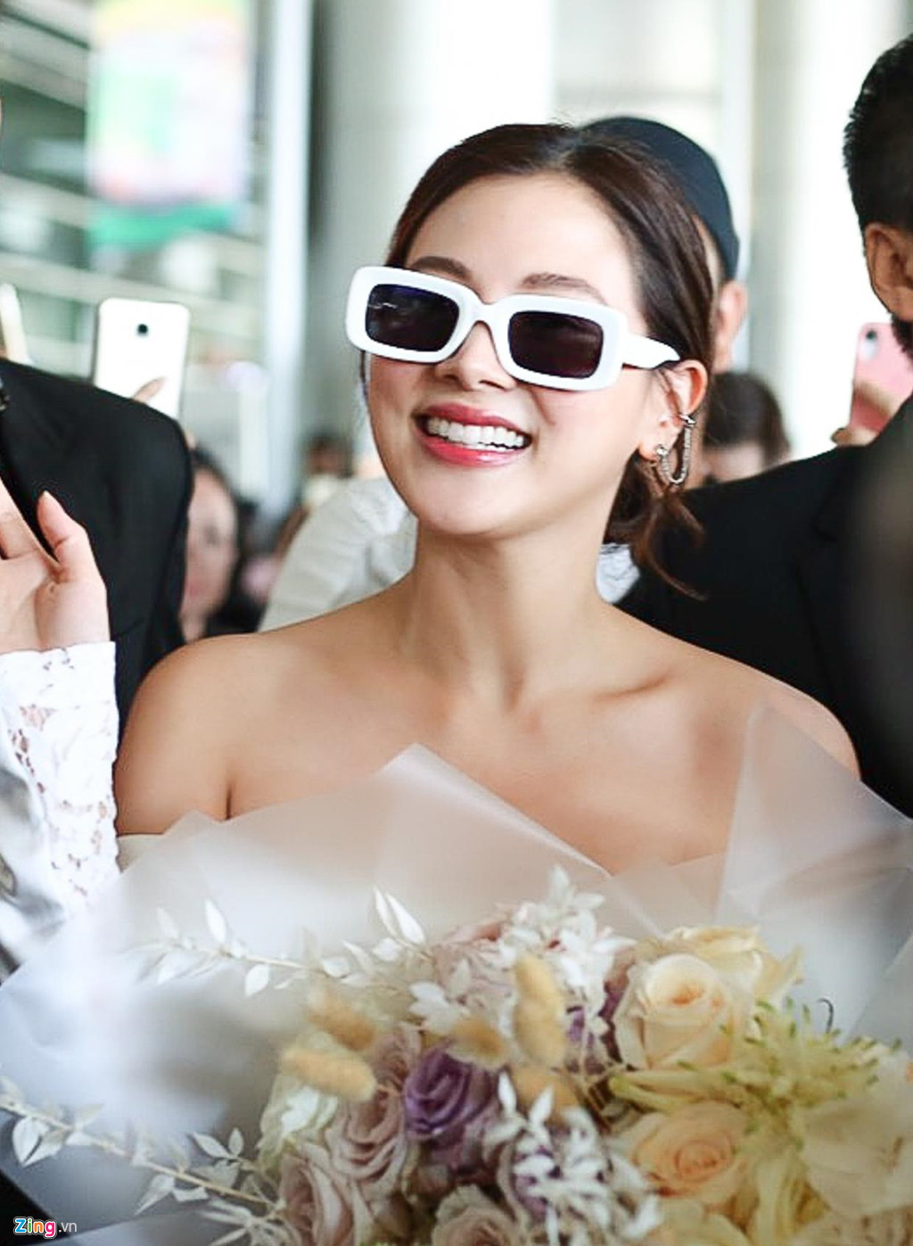 Baifern Pimchanok tên thật là Pimchanok Leuwisedpaiboon, sinh năm 1992 và là người mẫu, diễn viên hạng A tại Thái Lan. Cô bắt đầu gia nhập ngành giải trí từ năm học lớp 6 nhưng chỉ thật sự vươn lên hàng ngũ ngôi sao vào năm 2010 nhờ vai diễn trong A Little Thing Called Love. Sau tác phẩm trên, cô tham gia tiếp loạt phim Love Summer (Tình hè ), Suddenly It's Magic (Phép màu bất thình lình ), Cat A Wabb (Mèo mai mối)...