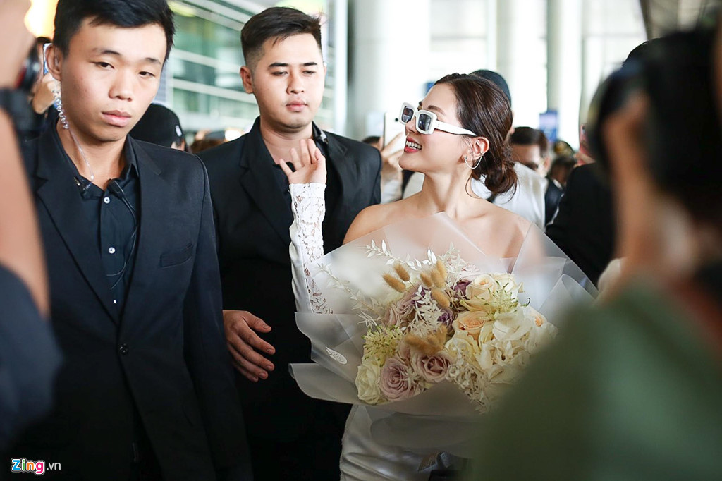 Baifern nở nụ cười rạng rỡ và liên tục vẫy chào người hâm mộ. Cô nhận được nhiều lời khen nhờ tính cách thân thiện. Không ít người tỏ ra bất ngờ vì nhan sắc nổi bật, thân hình mảnh mai nhưng không kém phần quyến rũ của mỹ nhân "Chiếc lá cuốn bay". Ảnh: Bá Ngọc.