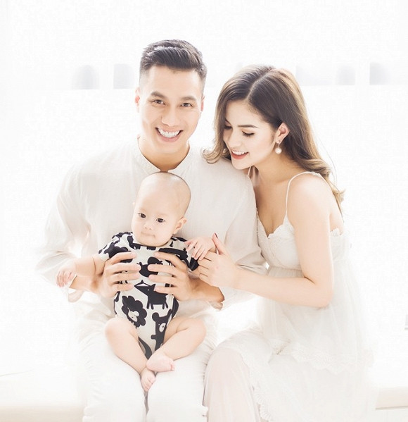 Viet Anh bi nem da khi an mung sau ly hon lan hai