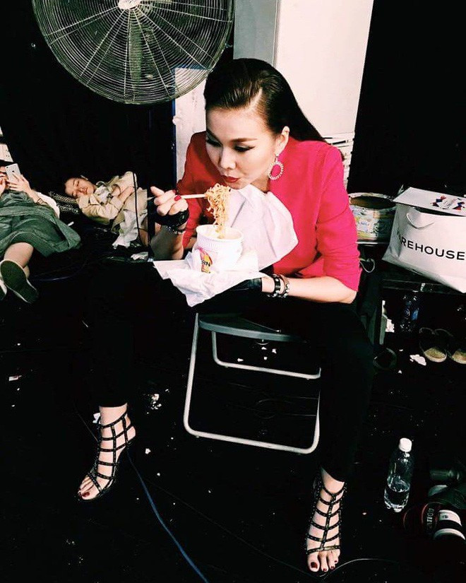 Thanh Hằng là một trong những siêu mẫu hàng đầu tại Việt Nam. Vì lịch trình dày đặc nên Thanh Hằng cũng chỉ có thể ăn tạm mỳ tôm sau cánh gà để có sức làm việc.