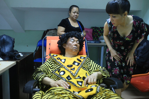 Cũng như Hoài Linh hay nhiều nghệ sĩ khác, Chí Tài nằm ngủ vật vạ hay ăn tạm miếng gỏi cuốn trước khi quay.