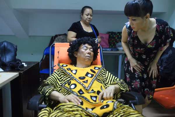 Cũng như Hoài Linh hay nhiều nghệ sĩ khác, Chí Tài nằm ngủ vật vạ hay ăn tạm miếng gỏi cuốn trước khi quay.