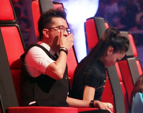 "Ông hoàng nhạc Việt" Đàm Vĩnh Hưng cũng ngáp khi đang ngồi ghế nóng...