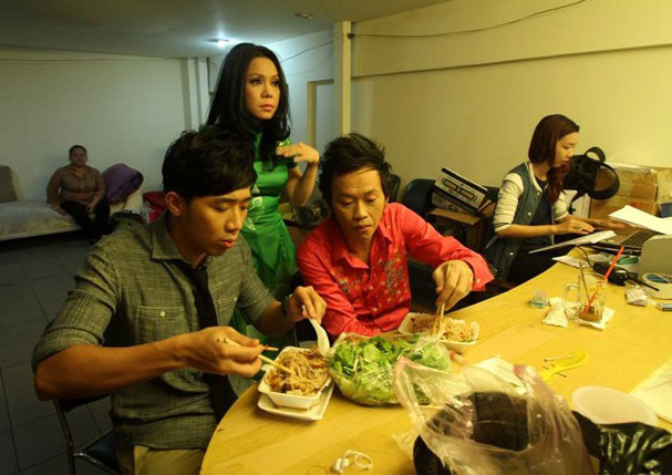 Đằng sau tiếng cười, niềm vui cho khán giả là những cảnh ăn uống vội vàng như thế này....