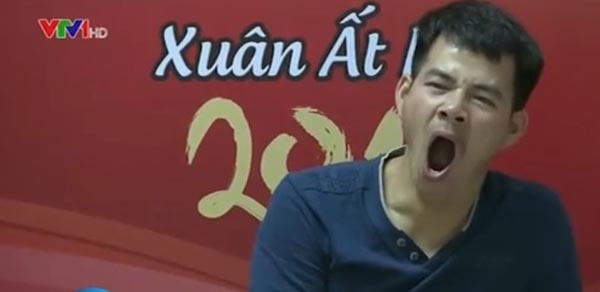 Xuân Bắc cũng khổ sở không kém. Gương mặt phờ phạc và cái ngáp vội của anh khiến khán giả thấy thông cảm.
