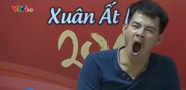 Xuân Bắc cũng khổ sở không kém. Gương mặt phờ phạc và cái ngáp vội của anh khiến khán giả thấy thông cảm.