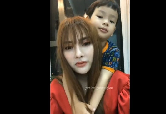 Them clip be Henry om chat Thu Thuy, lien tuc khoc noi 