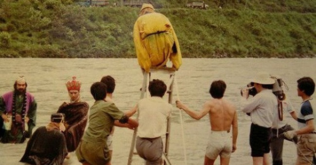 Những cảnh quay trên sông khiến cả ê-kíp vô cùng vất vả. Vì điều kiện lúc đó chưa có công nghệ kỹ xảo nên các cảnh quay bay lượn hay dưới nước thì cả ê-kíp đều phải thực hiện.