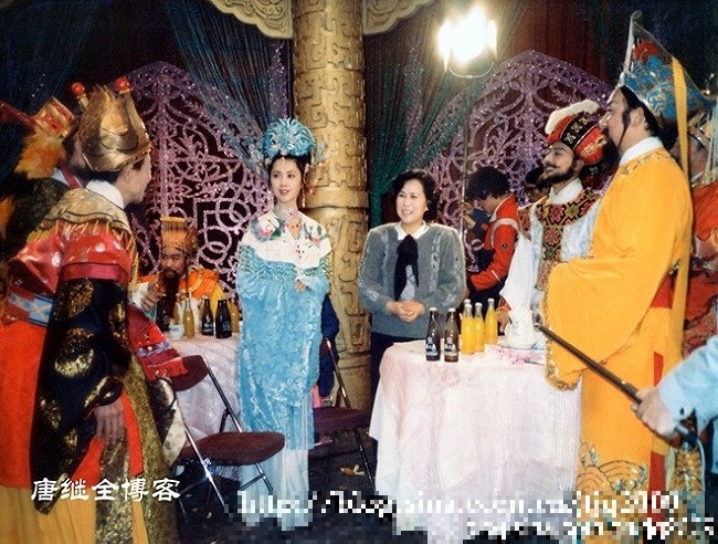 Đoàn làm phim tổ chức tiệc ngọt liên hoan. Dù chưa tẩy trang nhưng ai cũng rất vui vẻ, hào hứng nhập tiệc.