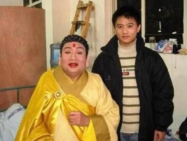 Phật Tổ Như Lai (Chu Long Quảng) và một người hâm mộ tại trường quay. Tạo hình ấn tượng cùng gương mặt phúc hậu như Phật Tổ, Chu Long Quảng từng khiến nhiều người nhầm lẫn ông chính là Phật Tổ hiển linh và mang hoa quả đến cúng bái.