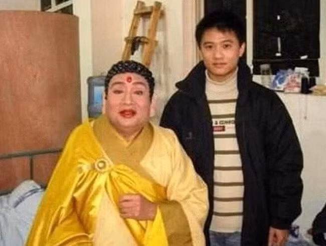 Phật Tổ Như Lai (Chu Long Quảng) và một người hâm mộ tại trường quay. Tạo hình ấn tượng cùng gương mặt phúc hậu như Phật Tổ, Chu Long Quảng từng khiến nhiều người nhầm lẫn ông chính là Phật Tổ hiển linh và mang hoa quả đến cúng bái.