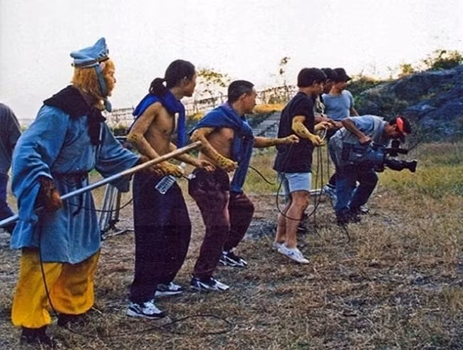 Do điều kiện làm việc thiếu thốn nên cả Tôn Ngộ Không cũng phải hỗ trợ tổ đạo cụ khi chưa đến lượt quay.