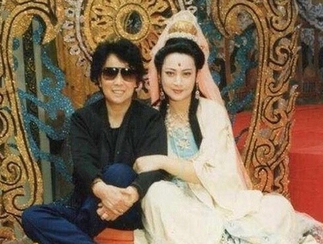 Cố đạo diễn Dương Khiết chụp ảnh cùng Quan Âm Bồ Tát (Tả Đại Phân). Bà Tả Đại Phân được nhận xét là người thủ vai Quan Âm Bồ Tát thành công nhất từ trước đến nay.