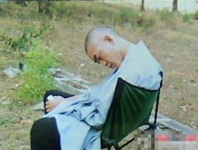 Diễn viên tranh thủ ngủ trên phim trường.