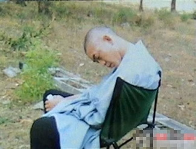 Diễn viên tranh thủ ngủ trên phim trường.