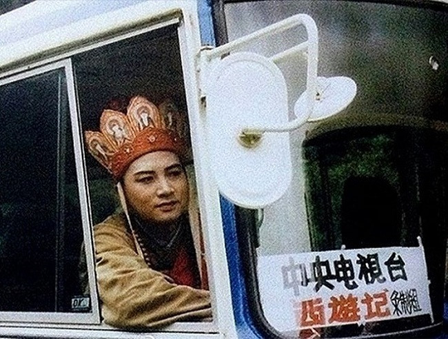 Đường Tăng (Trì Trọng Thoại) mặc nguyên trang phục ngồi xe ô tô di chuyển đến địa điểm quay khác.