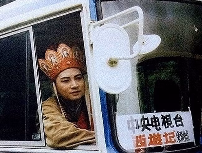 Đường Tăng (Trì Trọng Thoại) mặc nguyên trang phục ngồi xe ô tô di chuyển đến địa điểm quay khác.