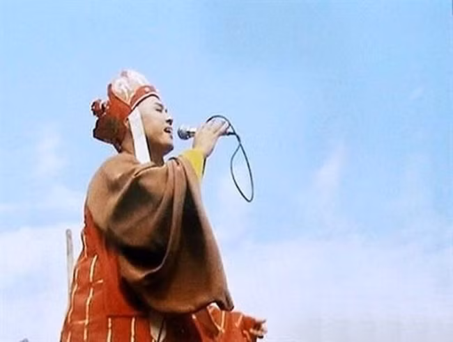 Đường Tăng ca hát ngay ở phim trường, động viên tinh thần làm việc của đoàn phim.