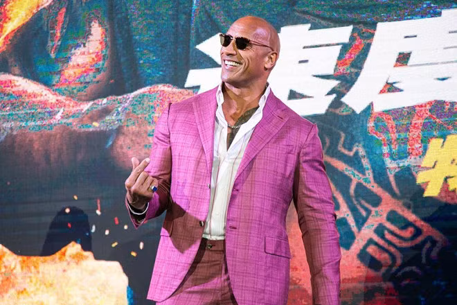 Chỉ vài ngày sau khi kết hôn, The Rock được tạp chí Forbes công bố là nam diễn viên được trả lương cao nhất thế giới năm qua với 89,4 triệu USD (tính từ ngày 1/6/2018 đến 1/6/2019). Tài tử Mỹ đã có một năm khá ấn tượng với điện ảnh khi bộ phim gần đây nhất của anh là Fast &amp; Furious Presents: Hobbs &amp; Shaw đã thu về 437 triệu USD trên toàn thế giới. Chưa hết, The Rock cũng được báo cáo bỏ túi 23,5 triệu USD cho bộ phim Jumanji: The Next Level sắp ra mắt.