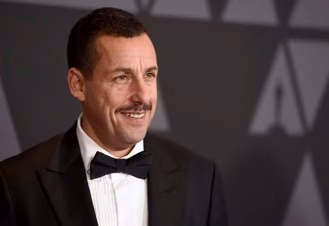 Tuy không được ca ngợi nhiều trên truyền thông nhưng Adam Sandler, ngôi sao phim Murder Mystery, đã mang về 57 triệu USD trong năm qua, bằng với con số của Bradley Cooper. Adam Sandler là một diễn viên hài, doanh nhân, nhà sản xuất phim kiêm nhạc sĩ người Mỹ. Sau khi tham gia Saturday Night Live, anh trở thành ngôi sao tại Hollywood.