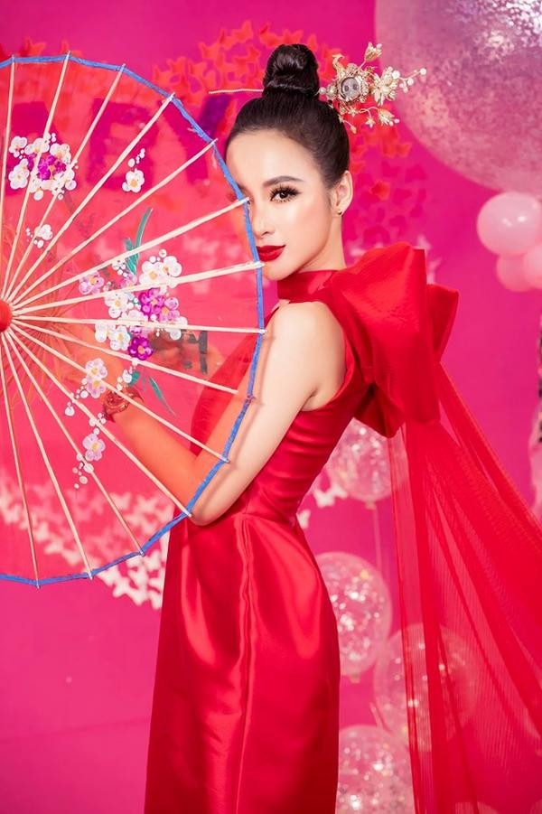 Lần xuất hiện này quả là đáng tiếc so với phong độ nhan sắc của Angela Phương Trinh. Những lần trước, bao giờ cô nàng cũng làm chủ thảm đỏ theo nghĩa tích cực, với loạt váy áo được đầu tư chỉn chu, có ý tưởng.