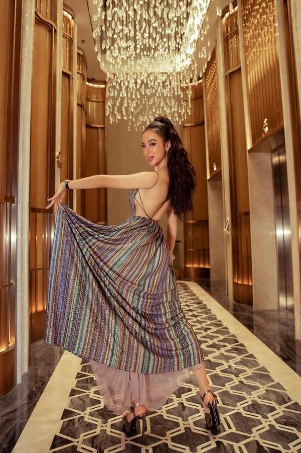 Bộ cánh còn khoe được tấm lưng trần cùng làn da trắng muốt, mịn màng.