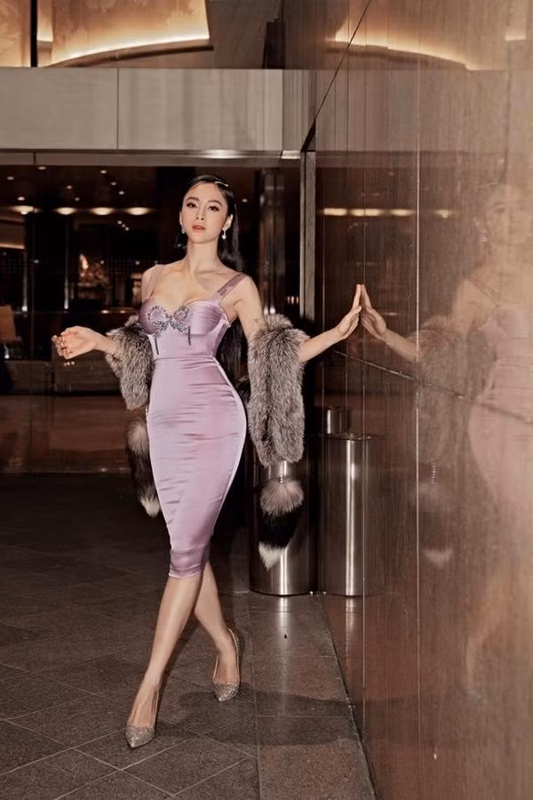 Chiếc váy ôm sát khoe trọn hình thể mỹ miều của người đẹp.