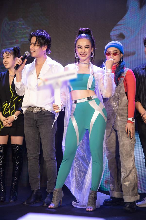 Là một trong những người đẹp luôn nhận được nhiều lời khen vì những lần xuất hiện xinh đẹp, vô cùng đầu tư cho phần nhìn, theo đúng định nghĩa “làm lố” nhưng sang trọng, đẳng cấp, thế nhưng sự xuất hiện gần đây nhất của Angela Phương Trinh đã đi ngược lại điều đó.