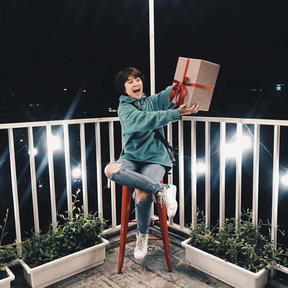 Bảo Hân chia sẻ, cô khác nhân vật Dương phim Về nhà đi con ở việc không quá kiệm lời, lạnh lùng. Nữ diễn viên 19 tuổi cho hay cô sống vui vẻ, hay cười nhiều hơn Dương.