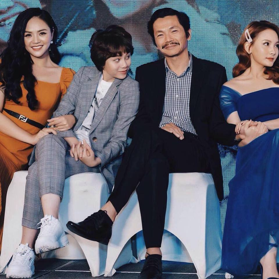 Trong buổi ra mắt phim Về nhà đi con, Bảo Hân còn chưa được chú ý nhiều. Nhưng chỉ sau vài tập, cô đã trở thành "hiện tượng" được fan săn đón. Trước đây, Bảo Hân là thủ khoa chuyên môn khi đi thi vào Đại học Sân khấu Điện ảnh. Tuy gia đình không theo nghệ thuật nhưng lối diễn của cô gái 19 tuổi này rất tự nhiên, đời thường.