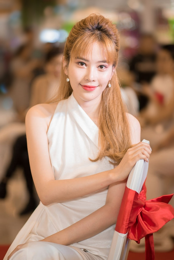 Không biết có phải do Nam Em giảm cân quá đà mà vòng 1 của người đẹp cũng hao hụt đáng kể.