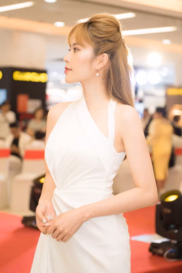 Gương mặt trang điểm "sương sương" theo phong cách Hàn Quốc của Nam Em cũng được đánh giá cao tuy nhiên do phần bọng mắt của cô vốn đã to nên khi đánh thêm nhũ vào càng khiến đôi mắt sưng húp.