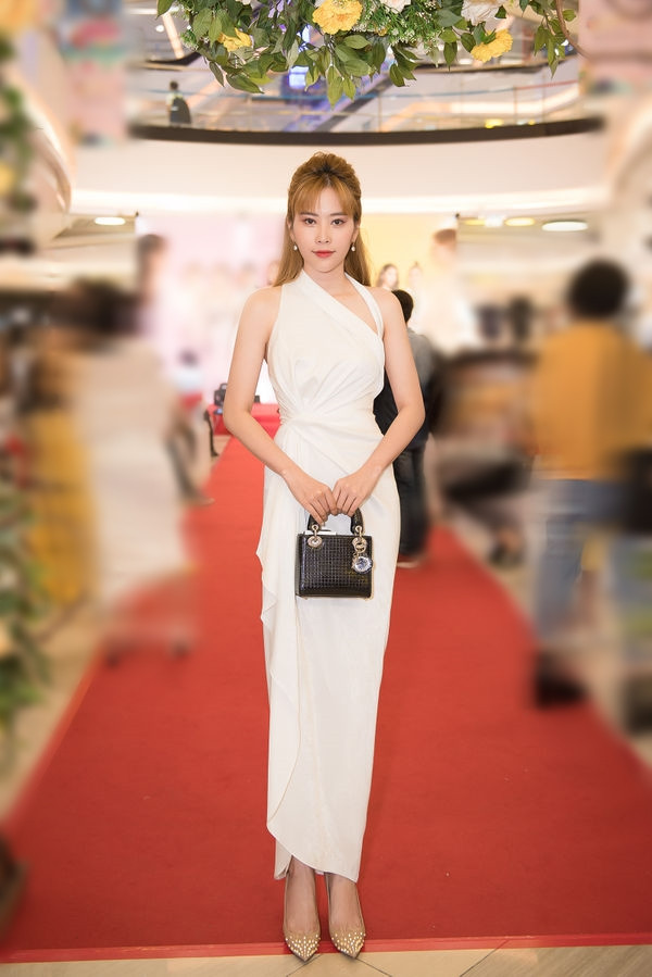 Cô xuất hiện ở sự kiện với sự chỉn chu, vóc dáng thanh mảnh và tỏa sáng như một nữ thần khiến fan không tiếc lời trầm trồ.