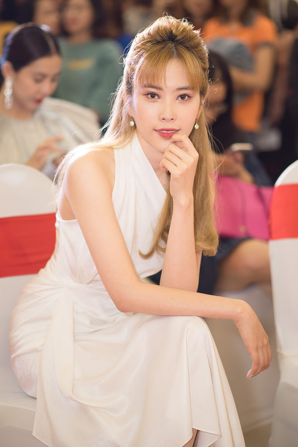 Lần xuất hiện này quả là tín hiệu đáng mừng cho fan của Hoa khôi Đồng bằng sông Cửu Long bởi sau những lần xuất hiện đáng thất vọng, Nam Em cuối cùng cũng có thể lấy lại phong độ. Không biết quãng thời gian đầu bù tóc rối, gương mặt thất thần và vóc dáng to như lực sĩ đã qua thật hay chưa?