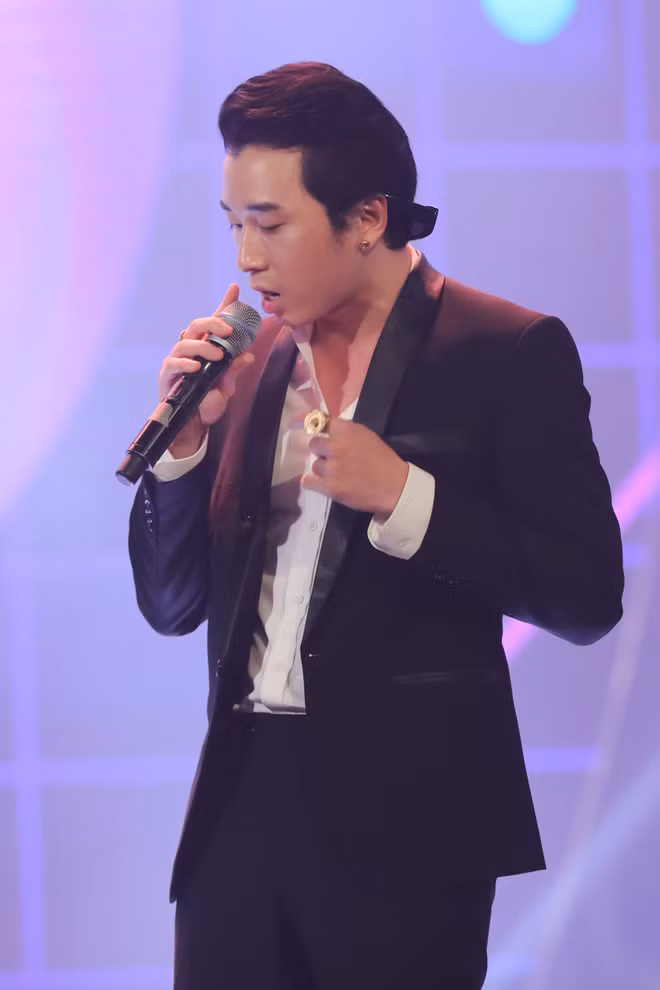 Karik lịch lãm với vest đen trong buổi tổng duyệt. Vốn có màu sắc âm nhạc hoàn toàn trái ngược với chủ nhân đêm diễn, giọng ca Người lạ ơi khẳng định sự xuất hiện của anh hoàn toàn không bị “khớp” và mang lại một trải nghiệm âm nhạc rất riêng cho mọi người.