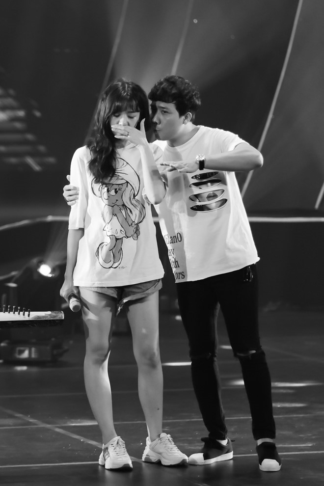 Trấn Thành có mặt từ sớm hỗ trợ bà xã. Không chỉ góp mặt với vai trò khách mời, anh còn là người đưa ra những góp ý với ê-kíp.