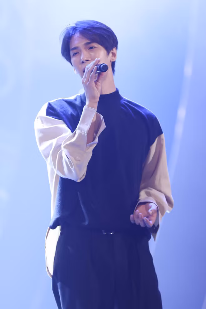 Chia sẻ với Zing.vn, Hari Won thừa nhận Trấn Thành ghen khi cô nhiều lần hợp tác với Park Jung Min. Nữ ca sĩ chia sẻ: "Nếu nói không ghen thì không đúng. Tôi nghĩ anh Thành có đôi chút nhưng đó chỉ là cảm giác thoáng qua. Không riêng gì vợ chồng Hari Won mà bất cứ cặp đôi nghệ sĩ nào cũng vậy. Chúng tôi may mắn vì cùng là nghệ sĩ nên đủ sự thấu hiểu dành cho đối phương".