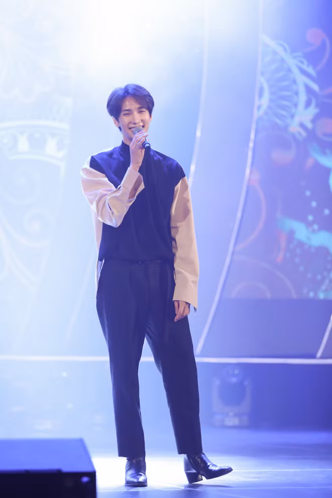 Đặc biệt gây chú ý là nam ca sĩ Park Jung Min - thành viên trong nhóm nhạc đình đám một thời SS501. Đây là lần đầu tiên anh tham gia một mini concert của ca sĩ Việt.
