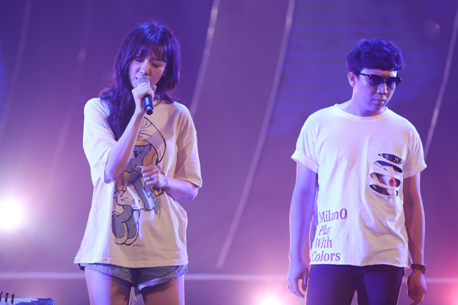 Giọng ca Hương đêm bay xa diện trang phục giản dị với áo thun và quần short đơn giản. Cô khá căng thẳng trong suốt buổi tổng duyệt. “Đây là đêm diễn quan trọng của tôi trong chặng đường đã đi. Tôi vừa háo hức, nhưng cũng rất hồi hộp trước cảm giác được đứng trên sân khấu có hàng nghìn khán giả. Đến những ngày cận kề, ê-kíp vẫn còn thay đổi, chỉnh sửa kịch bản với mong muốn chương trình diễn ra trọn vẹn nhất có thể”, cô nói.