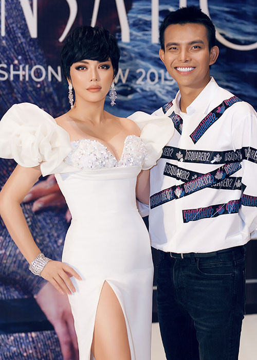 Lý Nhã Kỳ là một trong những sao Việt có phong cách thời trang ấn tượng. Nữ diễn viên luôn chăm chút hình ảnh kỹ lưỡng mỗi lần xuất hiện trước đám đông.