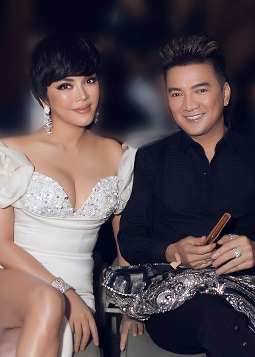 Lý Nhã Kỳ chụp ảnh cùng ca sĩ Đàm Vĩnh Hưng.