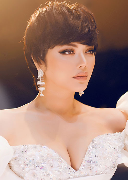 Đặc biệt, nàng kiều nữ gây ấn tượng với mái tóc tém cá tính. 