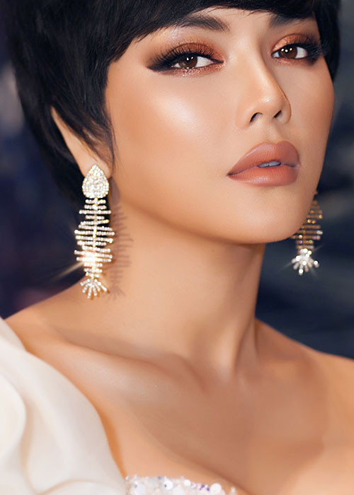 Mỗi lần biến hóa phong cách của Lý Nhã Kỳ đều gây ấn tượng.