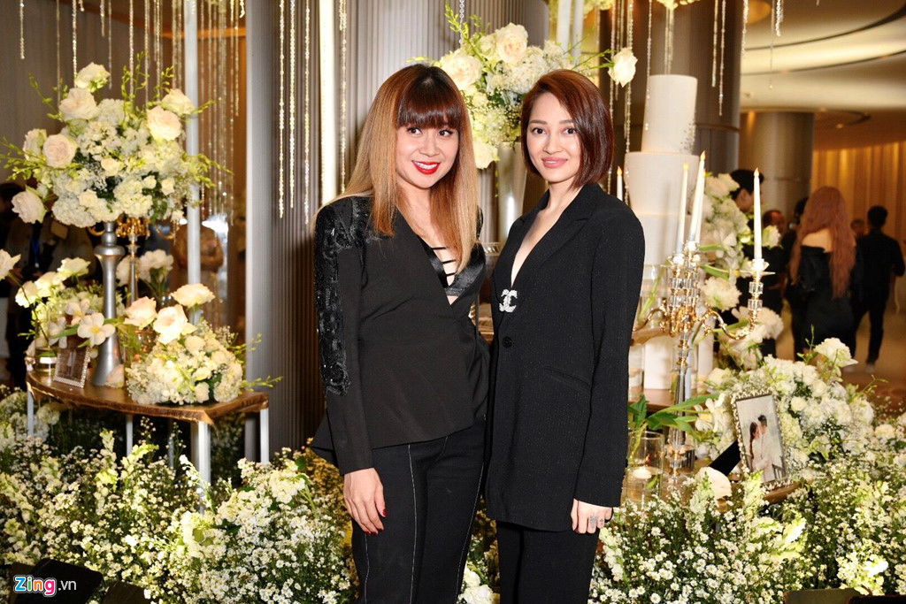 Lưu Thiên Hương, Bảo Anh cùng mặc trang phục màu đen. Đen và hồng là hai màu "dress code" mà cô dâu chú rể yêu cầu với khách mời.