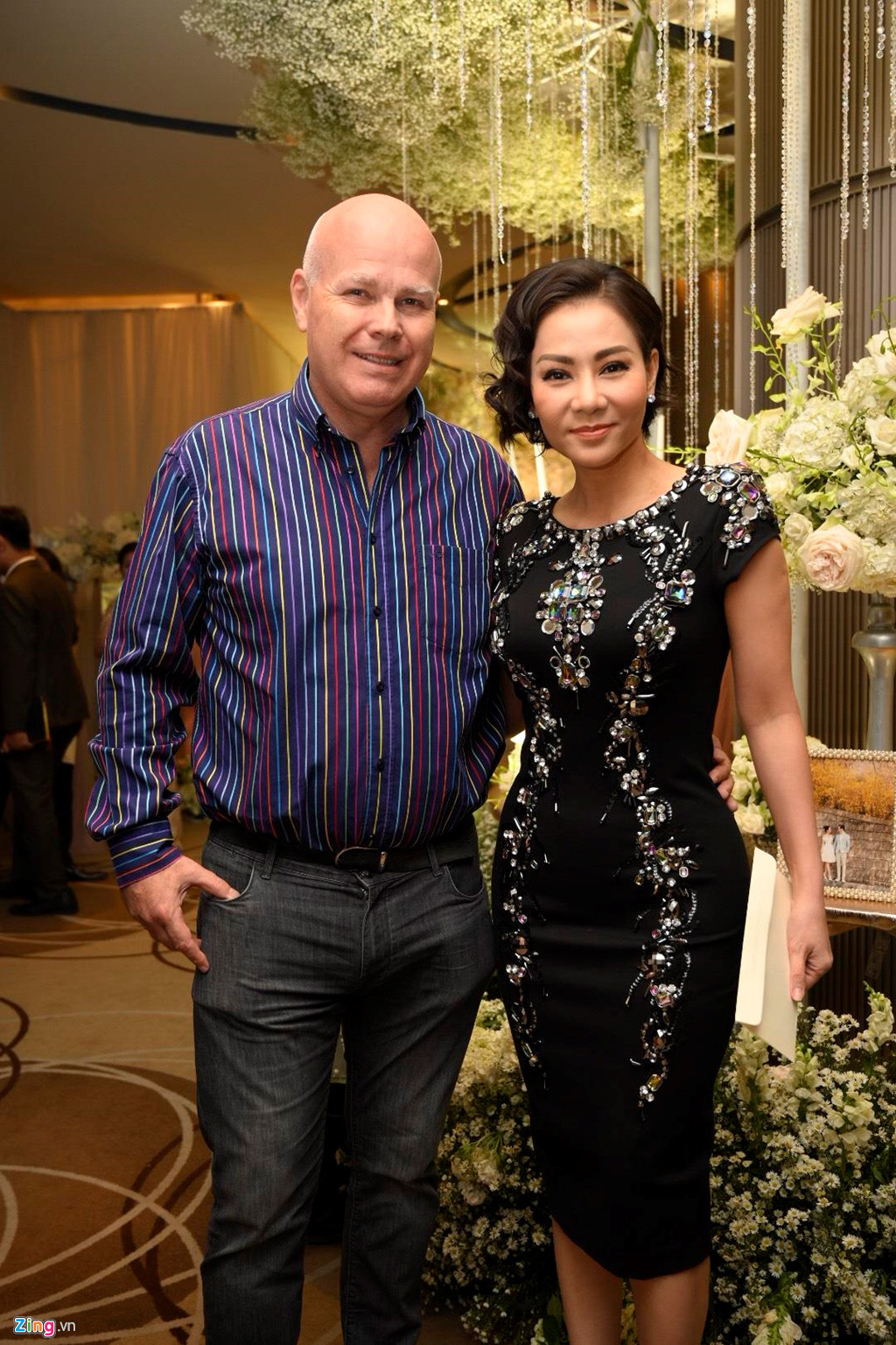 Thu Minh tình cảm bên chồng Tây đi dự tiệc. Nữ ca sĩ vừa có màn trở lại ồn ào sau 3 năm im ắng chăm sóc gia đình. Cô bị đánh giá làm trò, quá lố khi ngồi kiệu, được 4 người khênh ở họp báo.