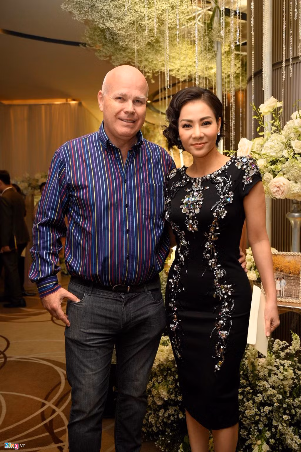 Thu Minh tình cảm bên chồng Tây đi dự tiệc. Nữ ca sĩ vừa có màn trở lại ồn ào sau 3 năm im ắng chăm sóc gia đình. Cô bị đánh giá làm trò, quá lố khi ngồi kiệu, được 4 người khênh ở họp báo.