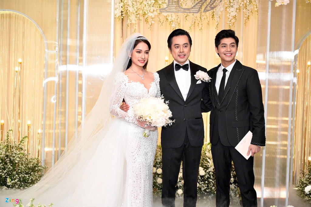 Cô dâu xinh đẹp trong đầm cưới ôm sát, cổ khoét sâu. Nữ ca sĩ sinh năm 1993 cho biết sẵn sàng bước vào đời sống hôn nhân với người đàn ông cô yêu và tin tưởng. Đến chúc mừng hạnh phúc của cặp đôi Dương Khắc Linh - Ngọc Duyên có nhiều sao Việt. Trong đó, Noo Phước Thịnh là khách mời tới sớm nhất.